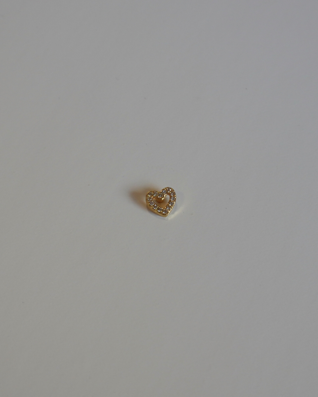 Piercing Corazón Hueco Dorado con Circonitas